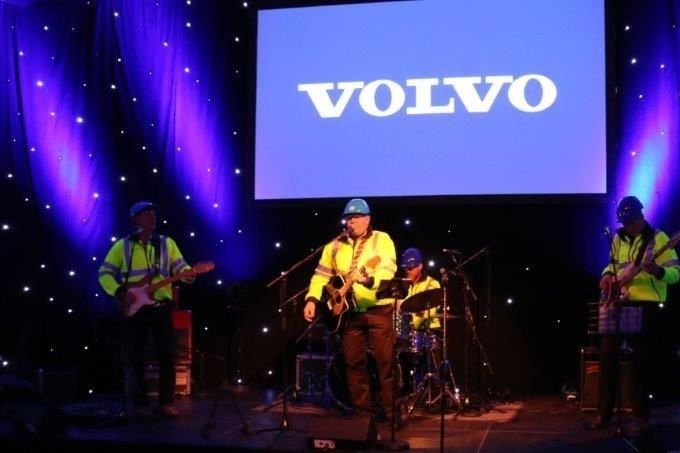 En gang imellom er det så utrolig trivelig å oppleve en skikkelig rig, og at vi som musikere, er påtenkt og hensyntatt. Takk for en lysende fin aften; Volvo Mskinservice I Porsgrunn. Arvid, Morten, Jørn og Rune. Hjelmer og Gule jakker og greier.....